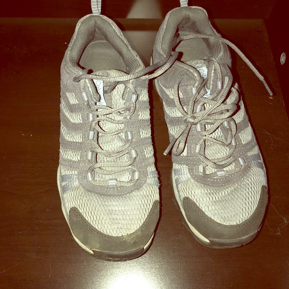 Columbia hiking shoes